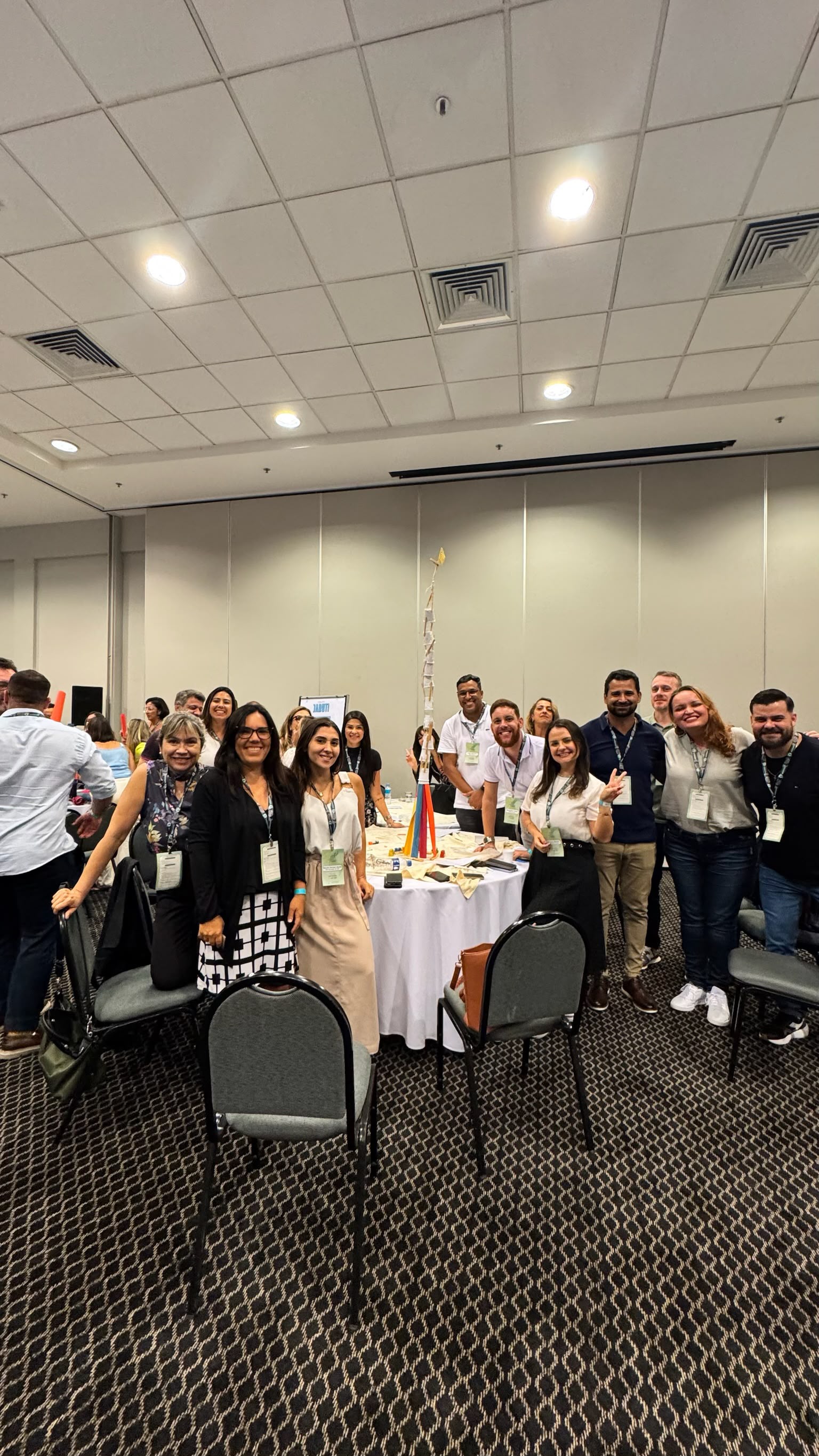 Equipe reunida após uma experiência corporativa da Conexão Talento